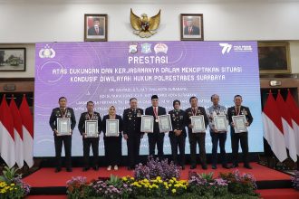 Acara penyerahan penghargaan di Lobby Lantai 2 Balai Kota Surabaya, Sabtu (1/7/2023) | Kredit Foto: Diskominfo Surabaya