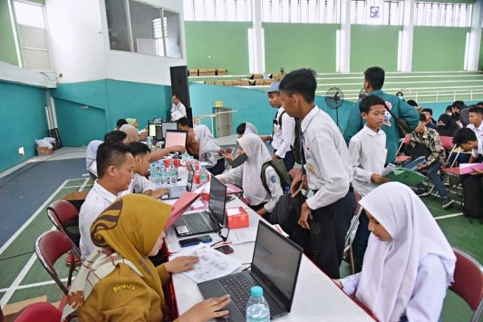 Pendistribusian seragam dan sepatu sekolah gratis bagi pelajar penerima program Beasiswa Pemuda Tangguh, di Gelanggang Remaja Surabaya, Selasa, 25 Juli 2023 | Kredit Foto: Pemkot Surabaya