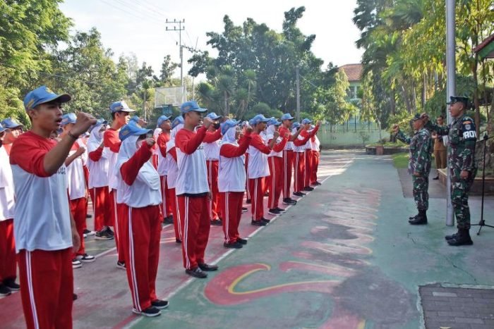 Latihan Peraturan Baris Berbaris (PBB) di SMAN 1 Sidoarjo, Jawa Timur, Selasa (18/7/2023) | Kredit Foto: Dispen Kormar