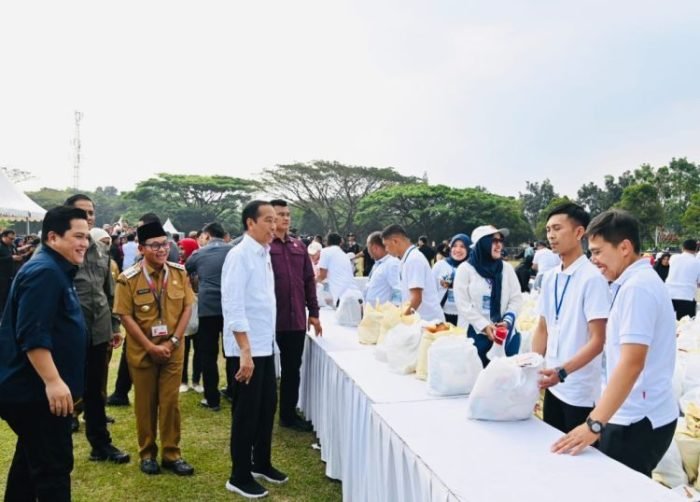 Presiden Jokowi meninjau Pasar Rakyat di Lapangan Rampal, Kota Malang, Jawa Timur, Senin sore, 24 Juli 2023 | Kredit Foto: BPMI Setpres