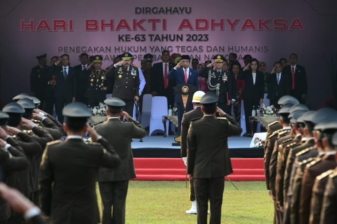 Presiden Jokowi dalam Upacara Peringatan Hari Bhakti Adhyaksa Ke-63, di Badiklat Kejaksaan Agung, di Jakarta, Sabtu, 22 Juli 2023 | Kredit Foto: BPMI Setpres