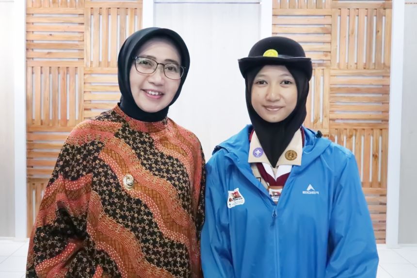 Dari kiri: Ketua Kwarcab Gerakan Pramuka Lumajang, Indah Amperawati bersama Antanya Diyah Absari | Kredit Foto: Kominfo Lumajang