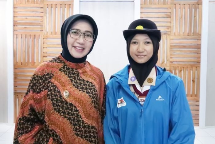 Dari kiri: Ketua Kwarcab Gerakan Pramuka Lumajang, Indah Amperawati bersama Antanya Diyah Absari | Kredit Foto: Kominfo Lumajang