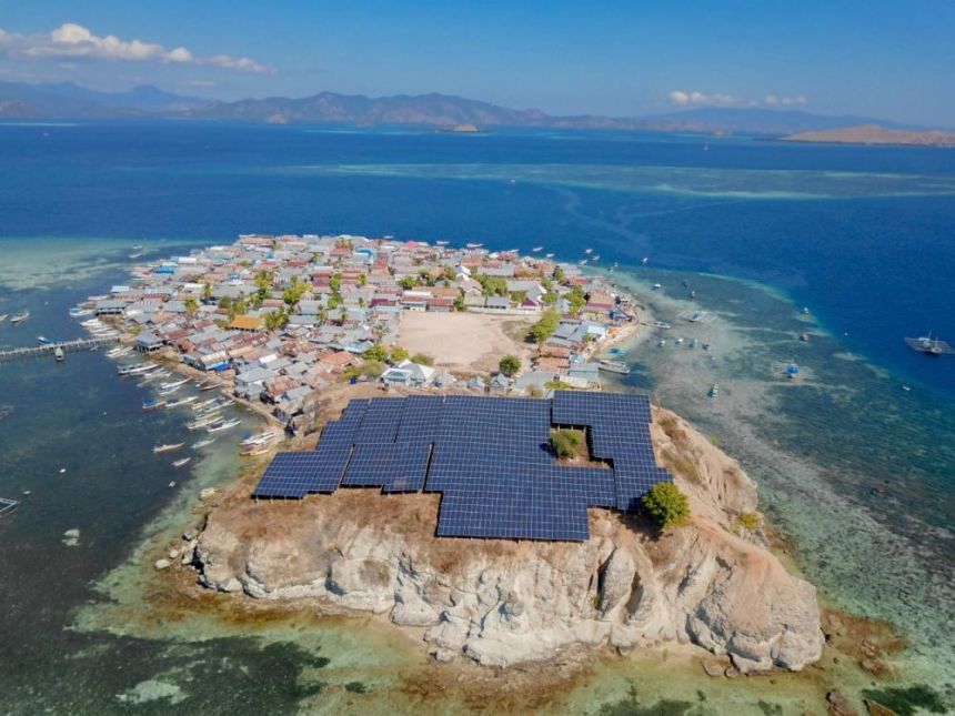 Hamparan panel surya yang dibangun di Pulau Messah, Nusa Tenggara Timur (NTT) | Kredit Foto: ESDM