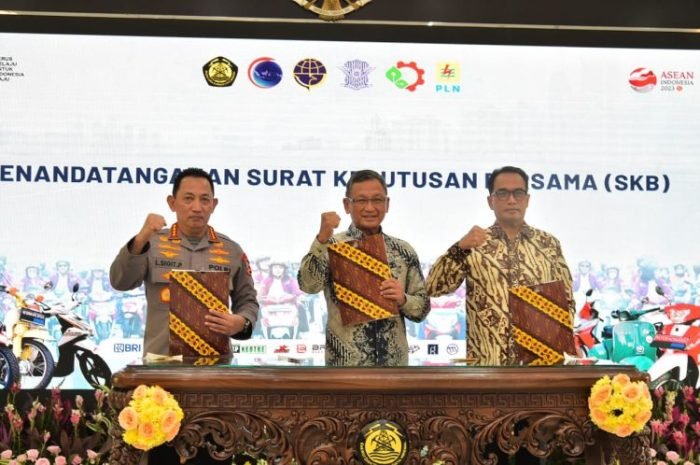 Penandatanganan SKB bersama antara Menteri ESDM, Menteri Perhubungan, dan Kapolri dalam acara pembukaan Gelar Konversi Sepeda Motor Listrik | Kredit Foto: ESDM