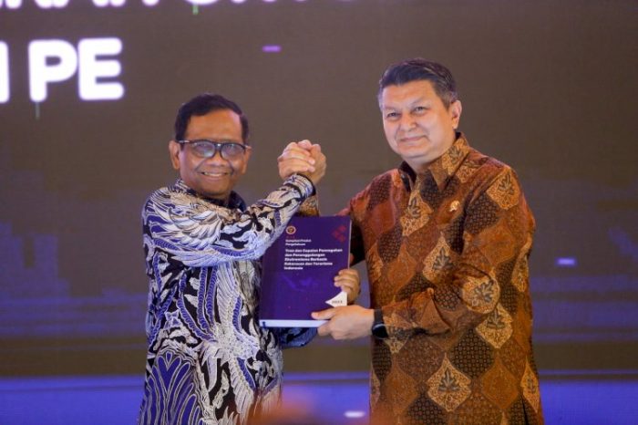 Menkopolhukam Mahfud MD bersama Kepala BNPT RI Komjen Pol Rycko Amelza Dahniel | Kredit foto: BNPT RI