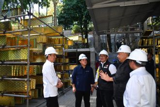 Presiden Jokowi saat meninjau pembuatan bilah-bilang sayap garuda Istana Kepresidenan IKN di Kabupaten Bandung Barat, Jawa Barat, Rabu, 12 Juli 2023 | Kredit Foto: BPMI Setpres/Rusman