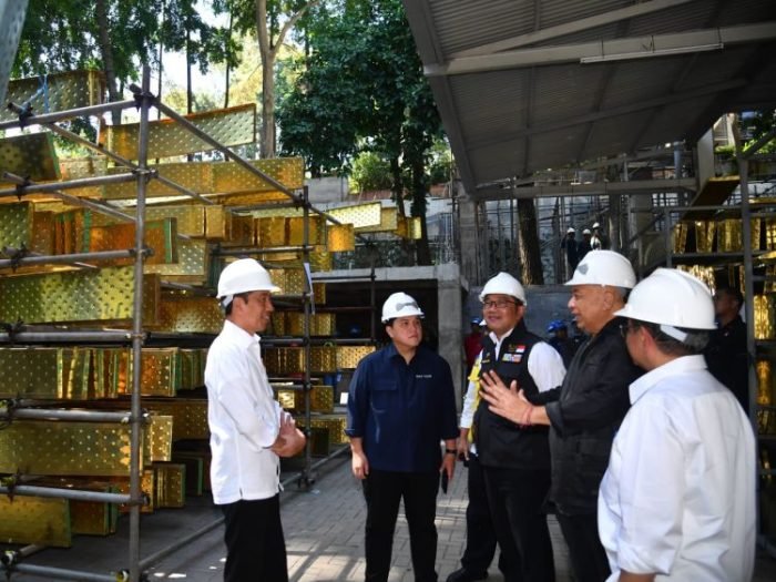 Presiden Jokowi saat meninjau pembuatan bilah-bilang sayap garuda Istana Kepresidenan IKN di Kabupaten Bandung Barat, Jawa Barat, Rabu, 12 Juli 2023 | Kredit Foto: BPMI Setpres/Rusman