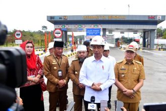 Presiden Jokowi memberikan keterangan pers kepada awak media usai meresmikan jalan tol ruas Bengkulu-Taba Penanjung di Kota Bengkulu, Provinsi Bengkulu, Kamis, 20 Juli 2023 | Kredit Foto: BPMI Setpres