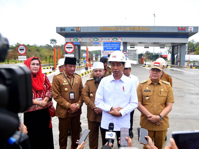 Presiden Jokowi memberikan keterangan pers kepada awak media usai meresmikan jalan tol ruas Bengkulu-Taba Penanjung di Kota Bengkulu, Provinsi Bengkulu, Kamis, 20 Juli 2023 | Kredit Foto: BPMI Setpres