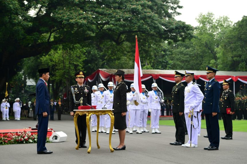 Presiden Joko Widodo memimpin upacara Prasetya Perwira (Praspa) TNI-Polri tahun 2023 di halaman Istana Merdeka, Jakarta, Rabu, 26 Juli 2023 | Kredit Foto: BPMI Setpres