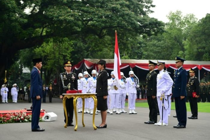 Presiden Joko Widodo memimpin upacara Prasetya Perwira (Praspa) TNI-Polri tahun 2023 di halaman Istana Merdeka, Jakarta, Rabu, 26 Juli 2023 | Kredit Foto: BPMI Setpres