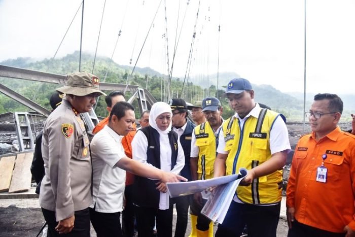 Bupati Lumajang Thoriqul Haq saat mendampingi Gubernur Jatim Khofifah Indar Parawansa meninjau lokasi terdampak banjir lahar Semeru, Minggu (9/7/2023) | Kredit foto: Kominfo Lumajang