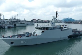 Admiral Inspection menggunakan KRI Escolar-871 dengan mengelilingi Pangkalan Koarmada II, Ujung Surabaya, Selasa, 8 Agustus 2023 | Kredit Foto: Dispen Koarmada II