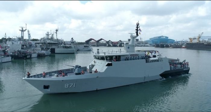 Admiral Inspection menggunakan KRI Escolar-871 dengan mengelilingi Pangkalan Koarmada II, Ujung Surabaya, Selasa, 8 Agustus 2023 | Kredit Foto: Dispen Koarmada II