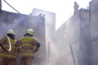 Dok. Petugas Pemadam Kebakaran DKI Jakarta tengah melakukan pembasahan usai terjadi kebakaran | Kredit Foto: Pemprov DKI Jakarta