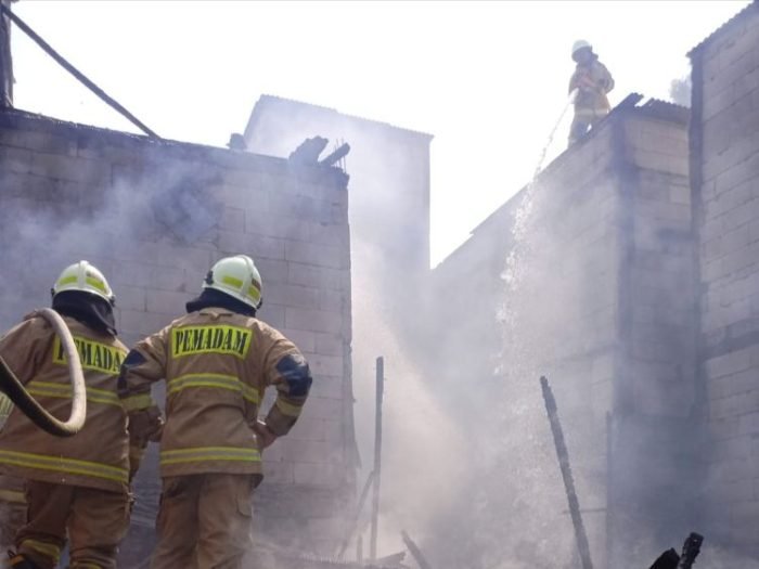 Dok. Petugas Pemadam Kebakaran DKI Jakarta tengah melakukan pembasahan usai terjadi kebakaran | Kredit Foto: Pemprov DKI Jakarta