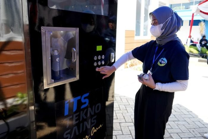 Air minum kemasan HE2O dibuat dengan mesin berteknologi Nano | Kredit Foto: Kominfo Surabaya