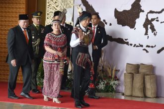 Presiden Jokowi sebelum menyampaikan pidato pada Sidang Tahunan MPR RI dan Sidang Bersama DPR RI dan DPD RI dalam rangka HUT ke-78 RI di Ruang Rapat Paripurna, Gedung Nusantara MPR/DPR/DPD RI, Senayan, Jakarta, Rabu, 16 Agustus 2023 | Kredit Foto: Humas Setkab