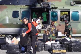 Penyaluran bantuan dari Kementerian Sosial (Kemensos) menggunakan helikopter milik TNI AU | Kredit Foto: Kemensos