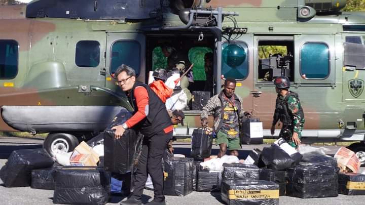 Penyaluran bantuan dari Kementerian Sosial (Kemensos) menggunakan helikopter milik TNI AU | Kredit Foto: Kemensos
