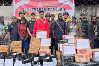 Bantuan dari Kemensos RI dan Panglima TNI saat diterima warga di Papua Tengah | Source: Kemensos RI