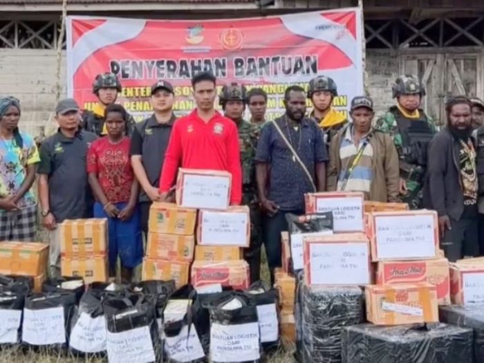 Bantuan dari Kemensos RI dan Panglima TNI saat diterima warga di Papua Tengah | Source: Kemensos RI