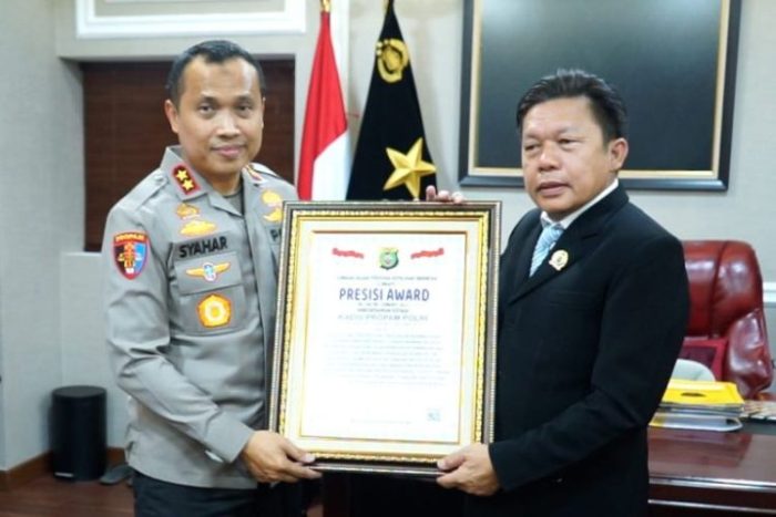 Kadiv Propam Polri Irjen Syahardiantono (kiri) saat menerima apresiasi dan penghargaan dari Lemkapi | Source: Humas Polri
