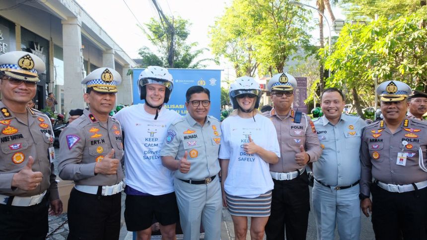 Jasa Raharja bersama Polda Bali saat membagikan helm gratis kepada turis asing di Bali | Kredit Foto: Humas Jasa Raharja