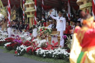 Wali Kota Surabaya Eri Cahyadi bertindak sebagai inspektur upacara dalam peringatan HUT ke-78 RI di Taman Surya, Kamis, 17 Agustus 2023 | Kredit Foto: Pemkot Surabaya