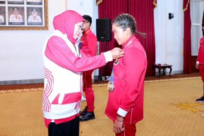 Gubernur Jatim Khofifah Indar Parawansa saat memberikan penghargaan kepada atlet berprestasi di Gedung Negara Grahadi, Surabaya, Jumat, 18 Agustus 2023 | Kredit Foto: Biro Adpim Pemprov Jatim