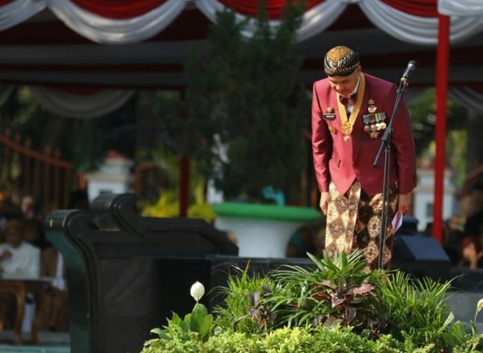 Gubernur Jawa Tengah, Ganjar Pranowo saat memimpin upacara HUT ke-78 RI di alun-alun Brebes, Jateng, Sabtu, 19 Agustus 2023 | Kredit Foto: Istimewa