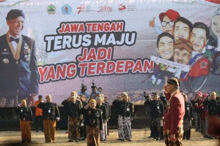 Gubernur Jawa Tengah, Ganjar Pranowo saat memimpin upacara HUT ke-78 RI di alun-alun Brebes, Jateng, Sabtu, 19 Agustus 2023 | Kredit Foto: Istimewa