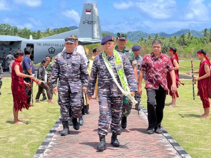 Danguskamla Koarmada II Laksma TNI Teguh Prasetya bersama jajarannya saat berkunjung ke Lanal Melonguane | Kredit Foto: Dispen Koarmada II