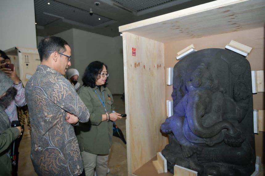 Mendikbudristek Nadiem Anwar Makarim saat mengunjungi Museum Nasional Indonesia, Selasa (22/8/2023) | Kredit Foto: Humas Kemendikbudristek