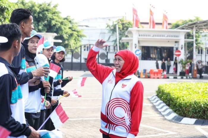 Gubernur Jawa Timur Khofifah Indar Parawansa saat melepas kontingen Jatim ke ajang POPNAS XVI Palembang | Kredit Foto: Biro Adpim Pemprov Jatim