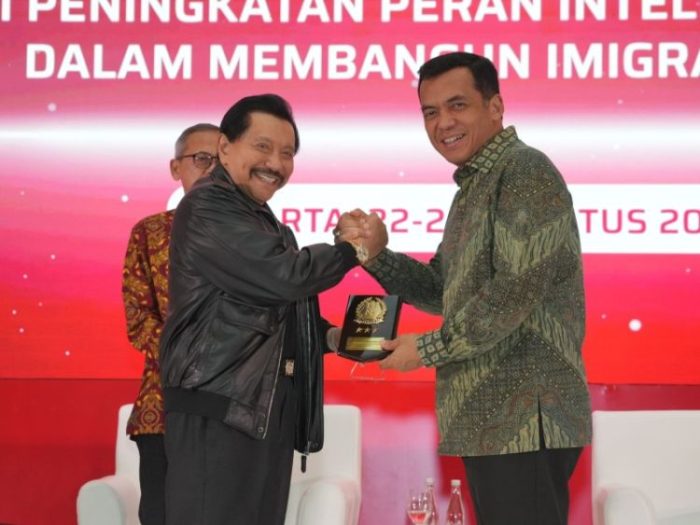 Dirjen Imigrasi Silmy Karim (kanan) memberikan cenderamata kepada mantan Kepala Badan Intelijen Negara (BIN), A. M. Hendro Priyono usai menjadi pembicara FGD | Kredit Foto: Hms/Istimewa