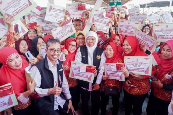 Gubernur Jatim Khofifah Indar Parawansa dalam acara penyerahan BLT DBHCT di PT HM Sampoerna, Rungkut, Surabaya, Kamis, 24 Agustus 2023 | Kredit Foto: Biro Adpim Pemprov Jatim