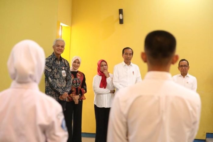 Presiden Joko Widodo didampingi Gubernur Jawa Tengah, Ganjar Pranowo saat kunjungan kerja ke SMKN Jateng, Rabu, 30 Agustus 2023 | Kredit Foto: Istimewa