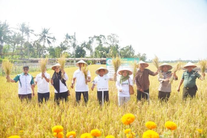 Lima dari kiri: Bupati Lumajang Thoriqul Haq saat membuka Gerbas Tani di Desa Kedungrejo, Rowokangkung, Lumajang, Jawa Timur, Kamis, 3 Agustus 2023 | Kredit Foto: Kominfo Lumajang