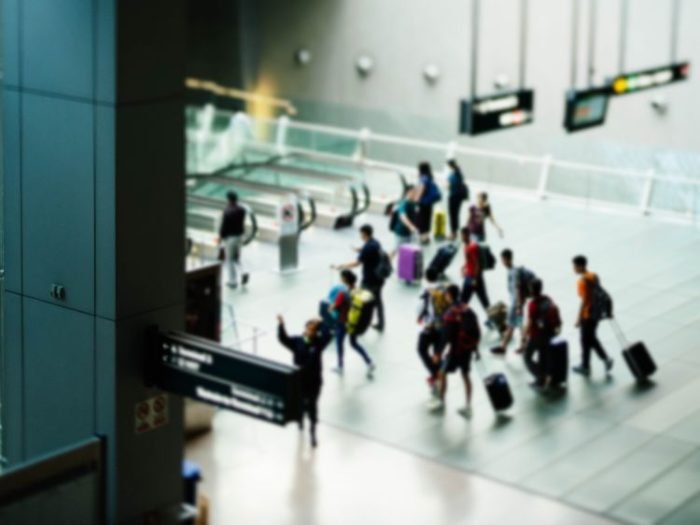Ilustrasi: sejumlah orang tengah berjalan di dalam bandara | Source: unsplash