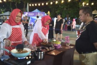 Lomba memasak "Rawon Arek-arek Suroboyo” di Taman Kartika Tegalsari Surabaya, Sabtu malam 12 Agustus 2023 | Kredit Foto: Istimewa