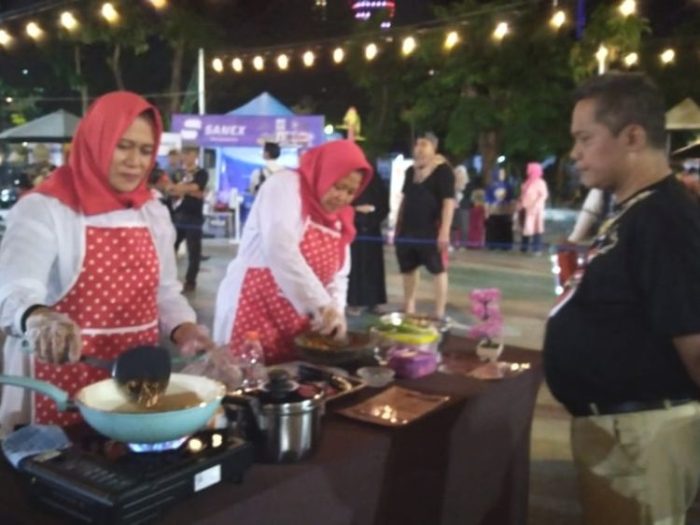 Lomba memasak "Rawon Arek-arek Suroboyo” di Taman Kartika Tegalsari Surabaya, Sabtu malam 12 Agustus 2023 | Kredit Foto: Istimewa