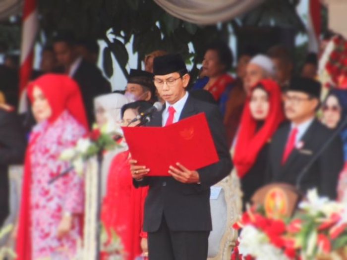 Ketua DPRD Surabaya, Adi Sutarwijono membacakan naskah proklamasi dalam upacara Peringatan HUT ke-78 RI di Balai Kota Surabaya, Kamis, 17 Agustus 2023 | Istimewa