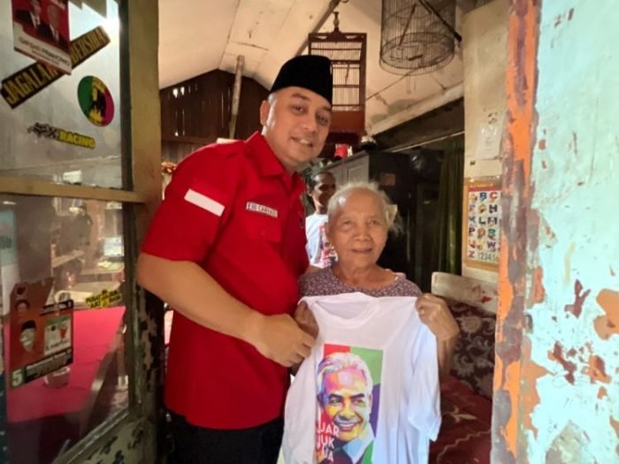 Wakil Ketua Bidang Politik DPD PDI Perjuangan Jawa Timur, Eri Cahyadi, saat blusukan ke rumah warga di kawasan Gayungan Surabaya, Sabtu, 19 Agustus 2023 | Kredit Foto: Istimewa