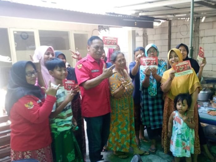 Legislator Fraksi PDI Perjuangan Surabaya, Anas Karno, saat blusukan mensosialisasikan Ganjar Presiden | Kredit Foto: Istimewa