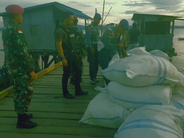 Petugas gabungan saat mengamankan barang bukti ballpress | Kredit Foto: Dispen Koarmada II