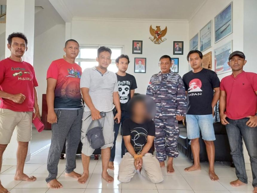Terduga pelaku (duduk) penyelundupan narkotika saat diamankan Tim Gabungan Lanal Nunukan | Kredit Foto: Dispen Koarmada II