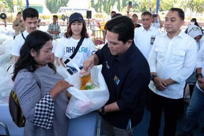 Menteri BUMN Erick Thohir didampingi Wali Kota Surabaya Eri Cahyadi saat meninjau pelaksanaan Pasar Murah | Kredit Foto: Kominfo Surabaya