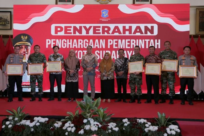 Forkopimda Surabaya saat menerima apresiasi penghargaan dari Wali Kota Eri Cahyadi | Kredit Foto: Kominfo Surabaya